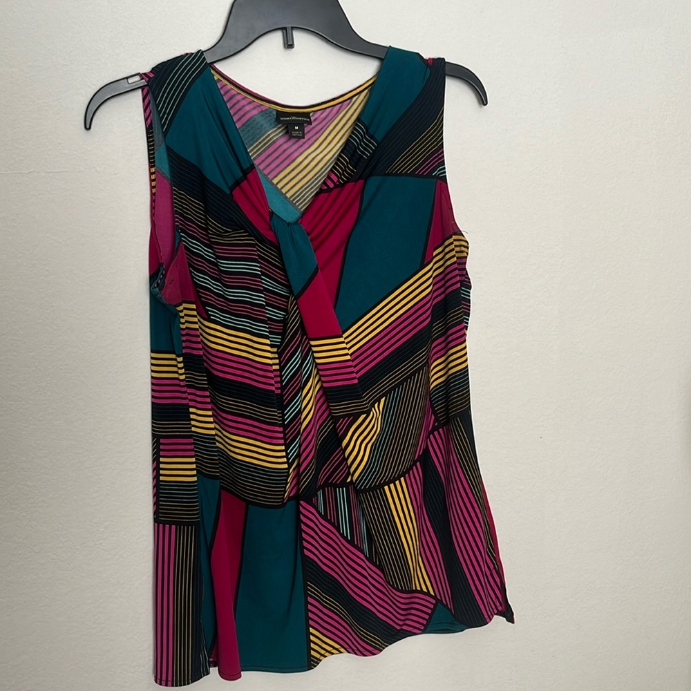 GUC M Worthington geometic colorful sleeveless blouse v neck